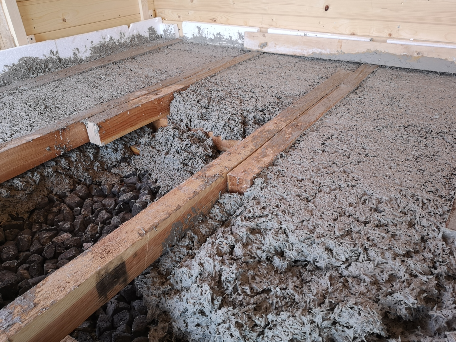 Netradiční materiály ve stavebnictví: Stavební materiály na bázi konopí 6 Izolace podlahy Horni radechova 2