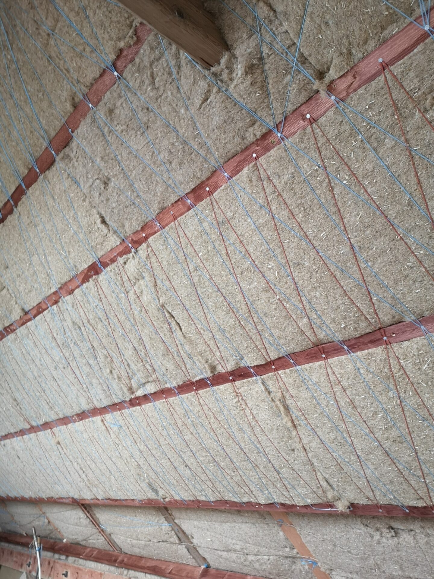 Netradiční materiály ve stavebnictví: Stavební materiály na bázi konopí 4 Konopna izolace zatepleni strechy